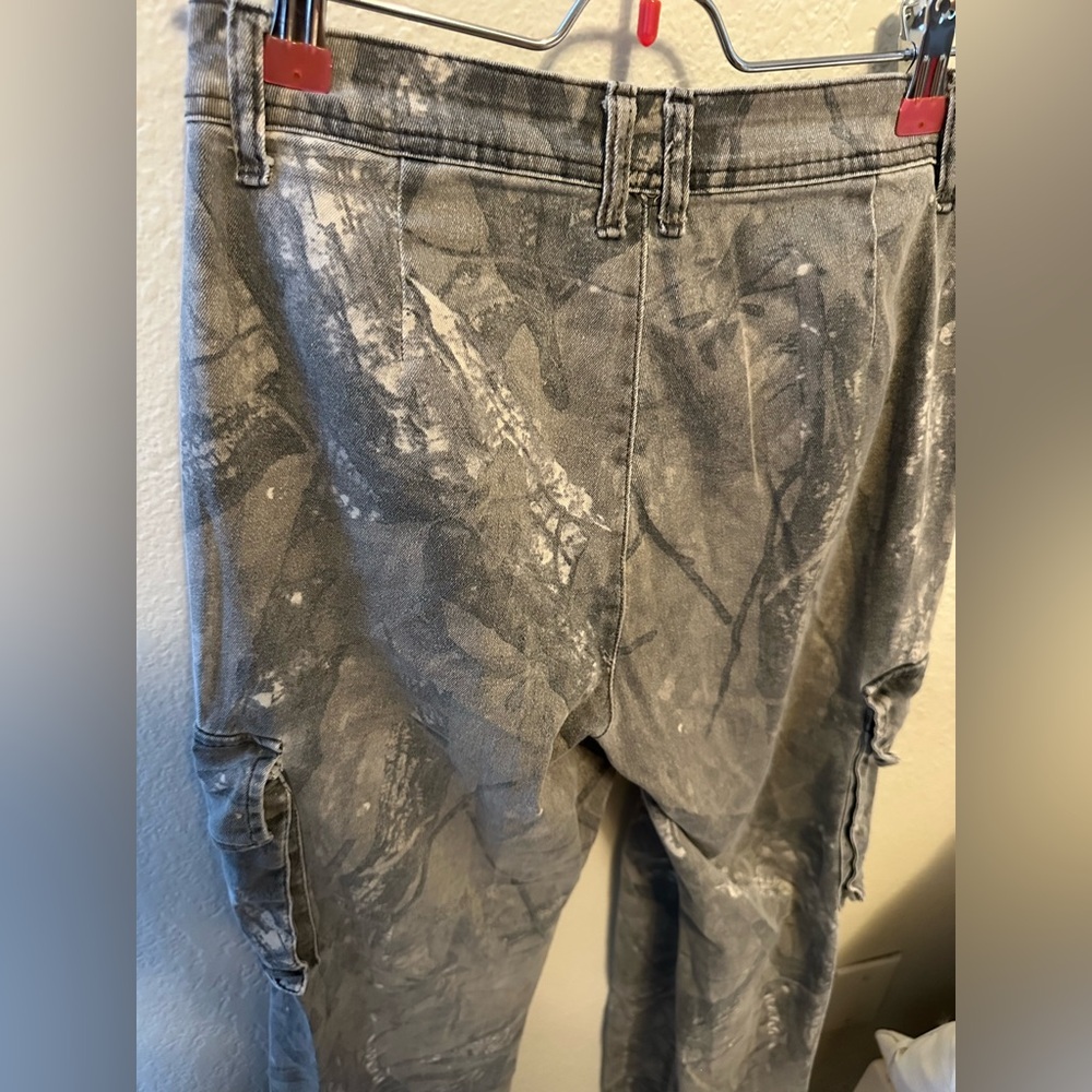 Super cute Camo Cargo jeans size 28 - Picture 8 of 8